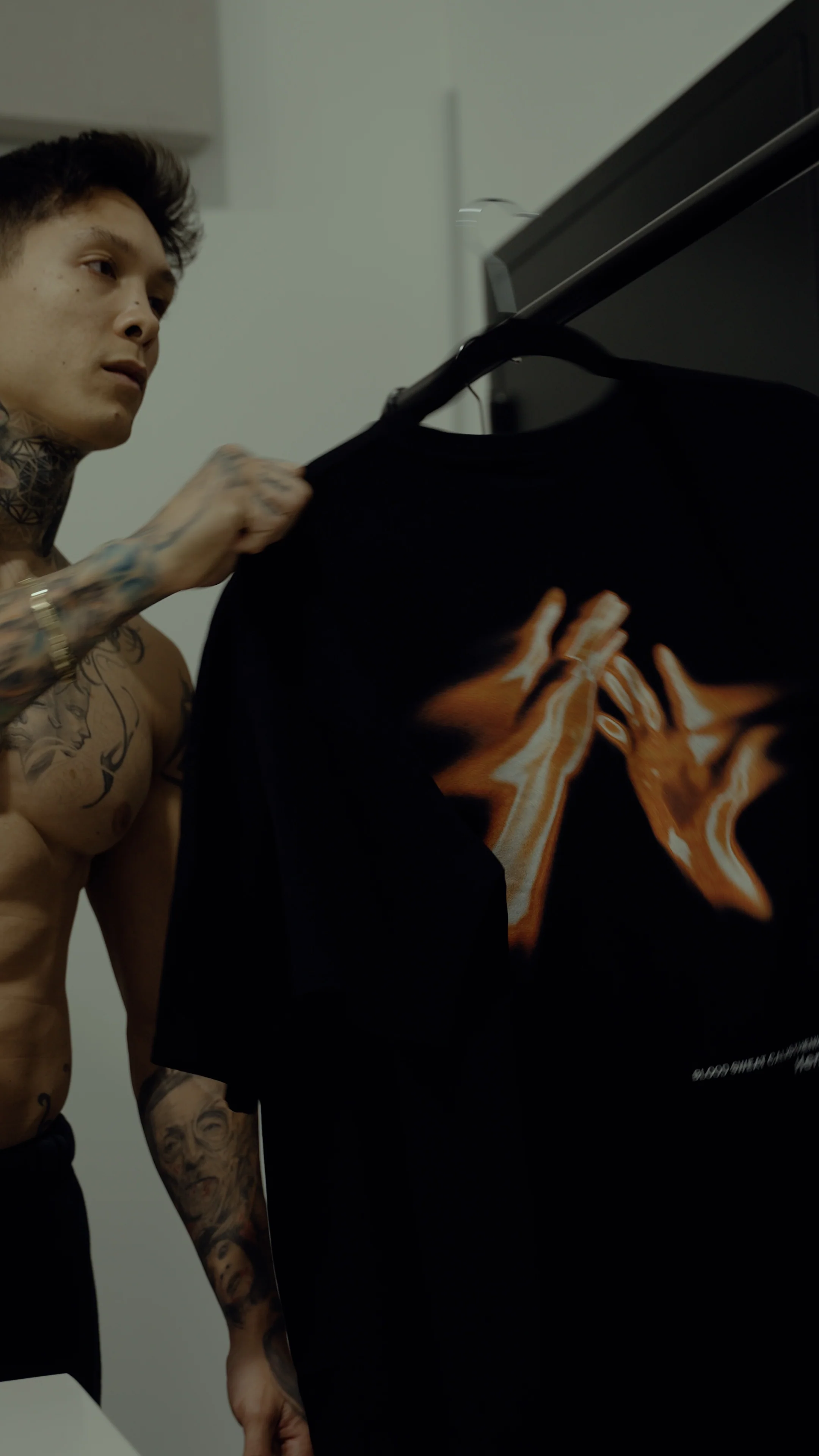 Heria Ripped Hands Tee - Image 4